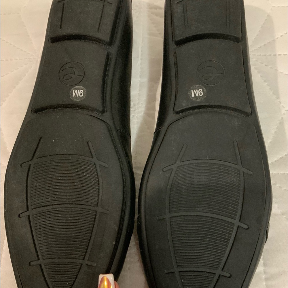 Easy Spirit Black Leather Chain Accent Comfort Flats - Picture 5 of 5
